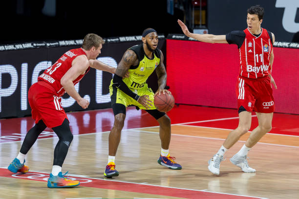 足球如划破 足球如划破